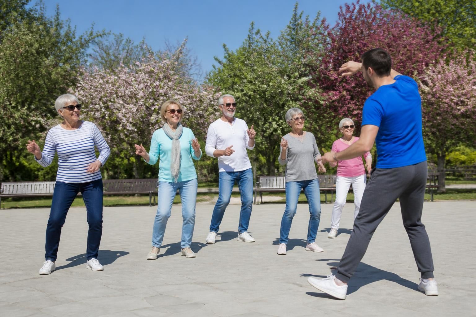 découvrez le sport parfait pour rester en forme après 50 ans, une alternative dynamique au yoga qui allie bien-être et vitalité.