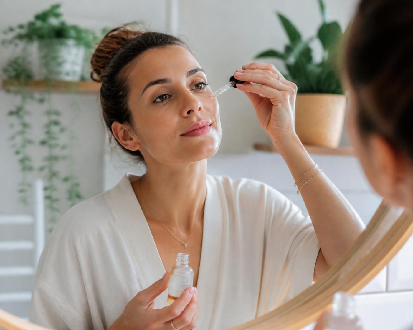 découvrez comment la niacinamide agit en cosmétique pour améliorer la peau, réduire les imperfections et renforcer la barrière cutanée, tout en bénéficiant de ses nombreux bienfaits pour une peau éclatante et saine.