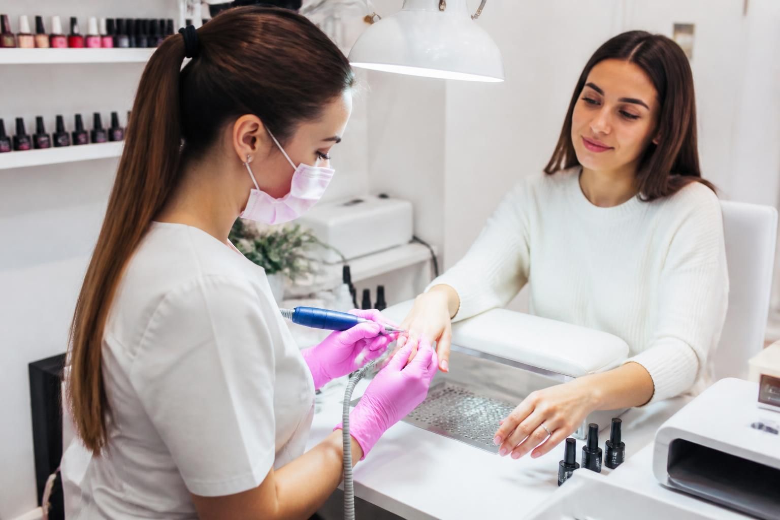 découvrez la manucure russe, une technique tendance expliquée pas à pas pour des ongles impeccables et durables.